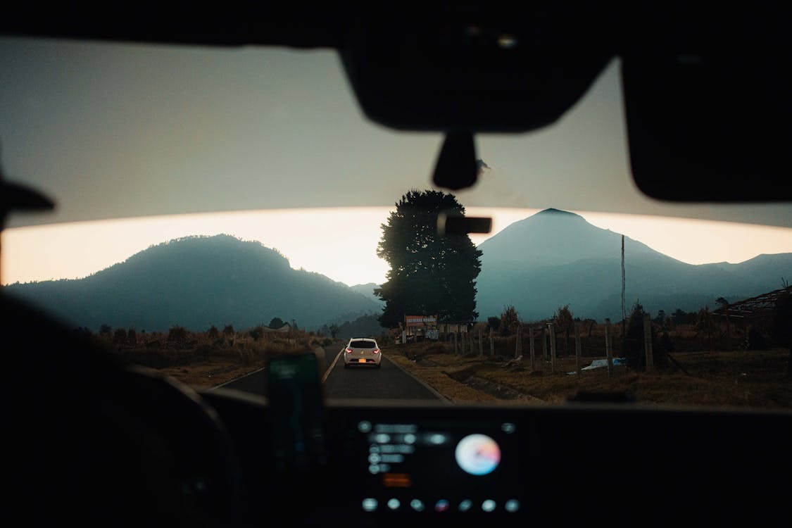 Vista desde el interior de un carro en carretera