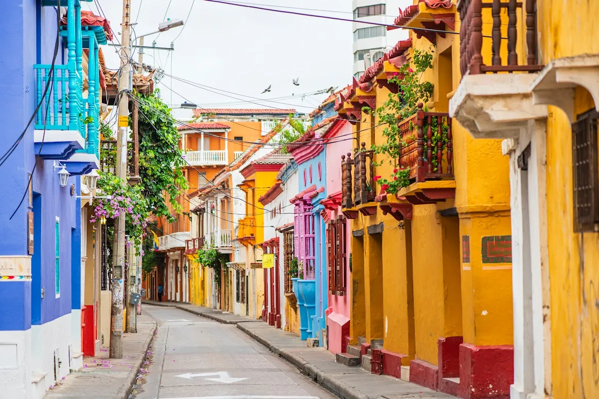 Calles coloniales de Cartagena con arquitectura colorida